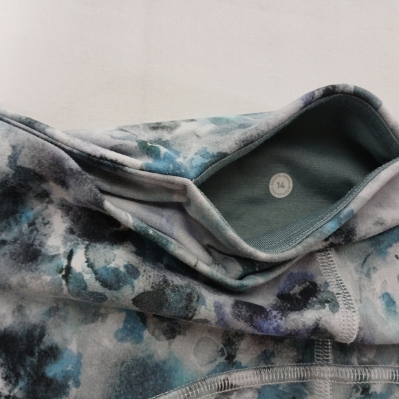 Lululemon Ladies 3/4 Leggings. Size 14 - Picture 5 of 7